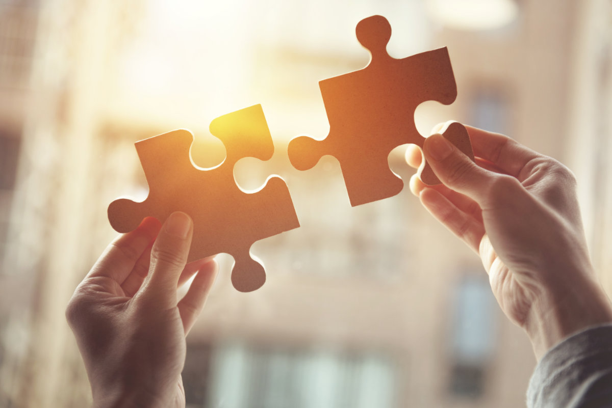 Zwei Puzzleteile, die ineinander passen